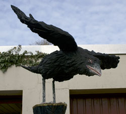 Raabe auf Sockel, Holzskulptur